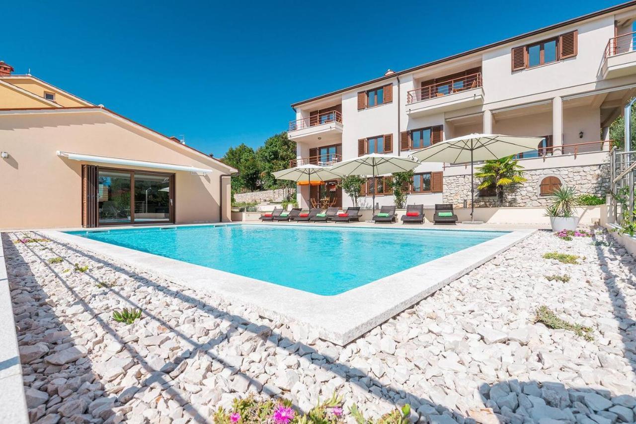 E&T Apartments With A Beautiful Pool Rabac Exterior foto
