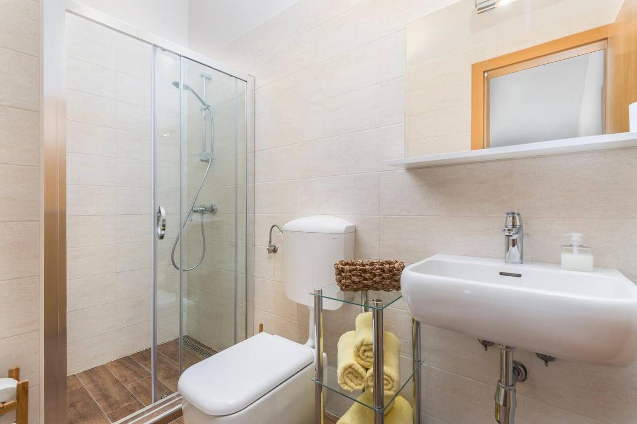 E&T Apartments With A Beautiful Pool Rabac Exterior foto