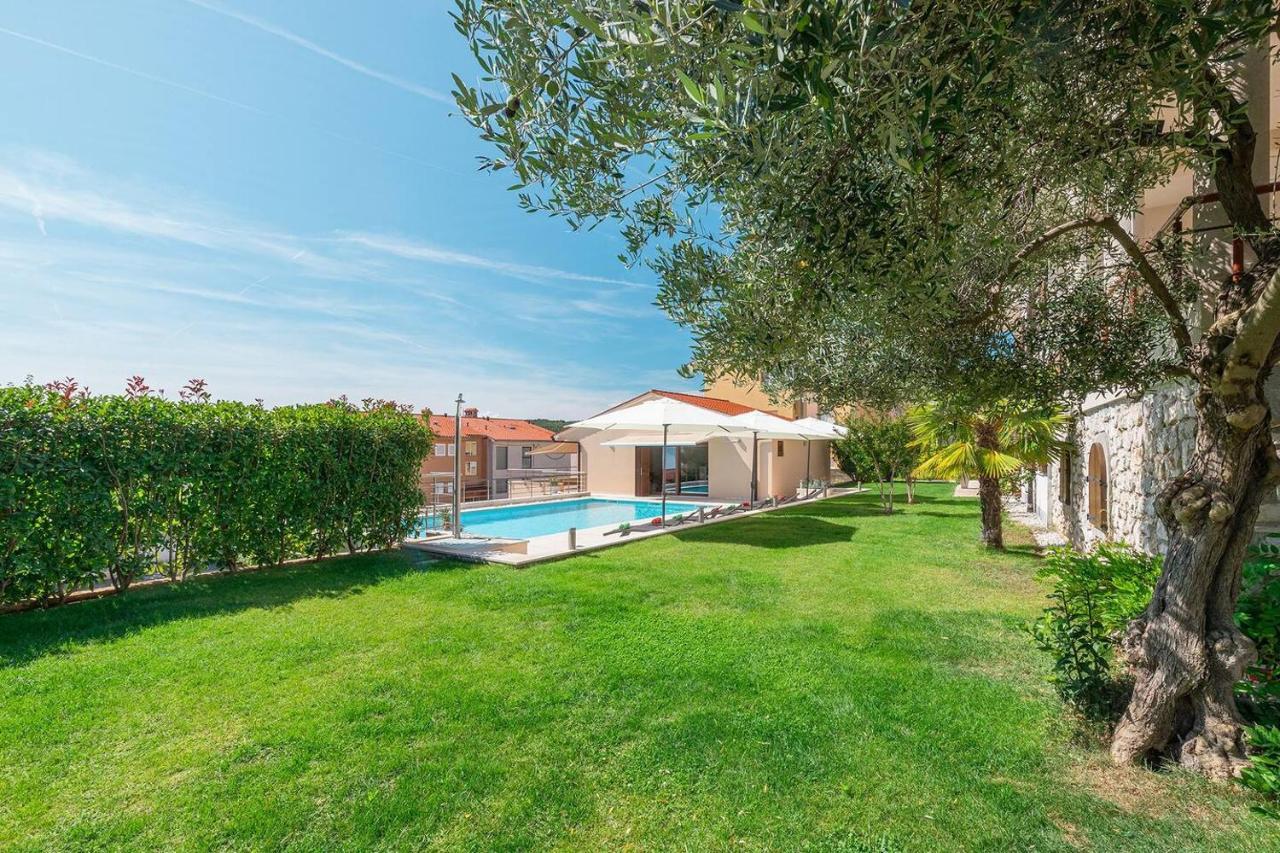 E&T Apartments With A Beautiful Pool Rabac Exterior foto
