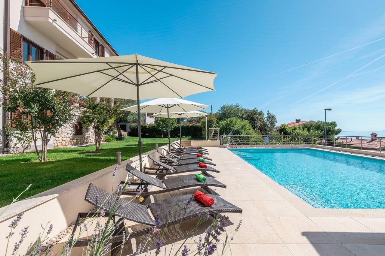 E&T Apartments With A Beautiful Pool Rabac Exterior foto