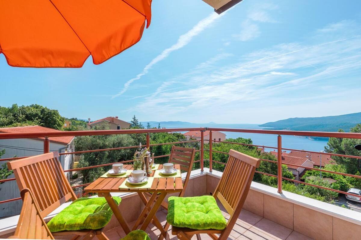 E&T Apartments With A Beautiful Pool Rabac Exterior foto