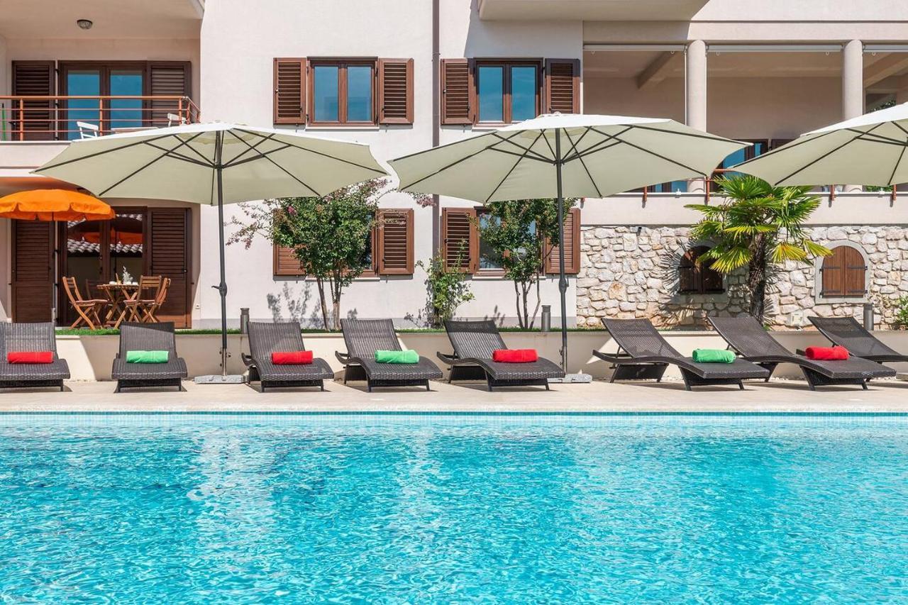E&T Apartments With A Beautiful Pool Rabac Exterior foto