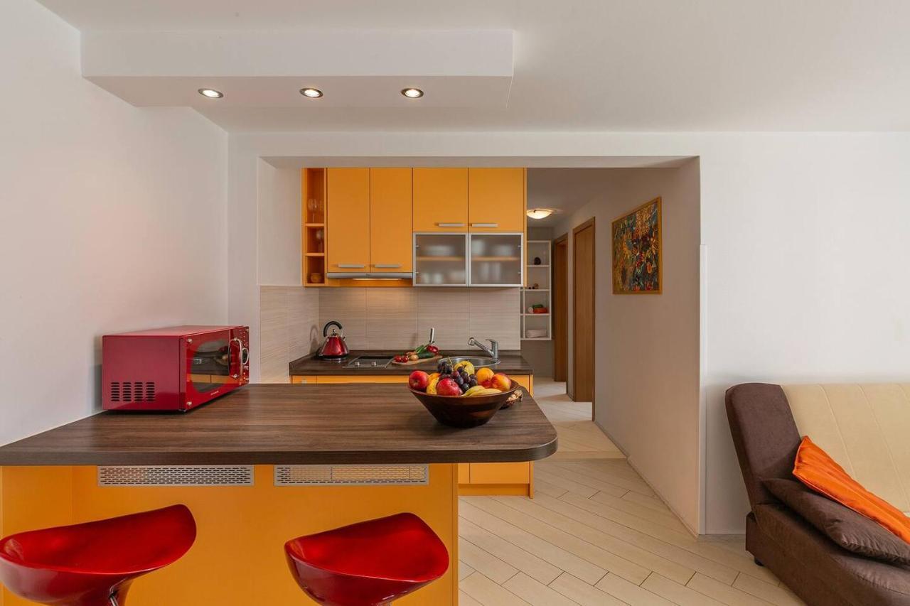E&T Apartments With A Beautiful Pool Rabac Exterior foto