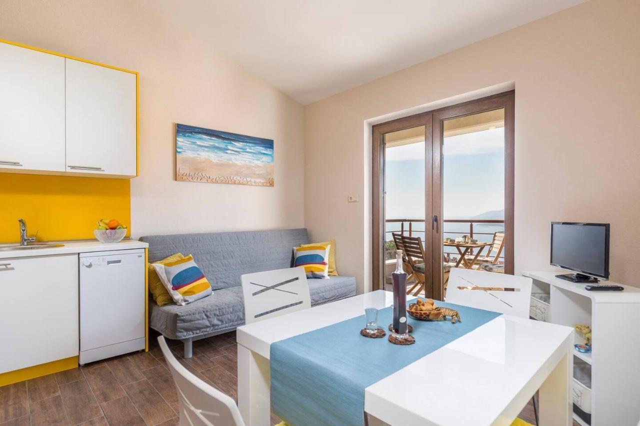 E&T Apartments With A Beautiful Pool Rabac Exterior foto