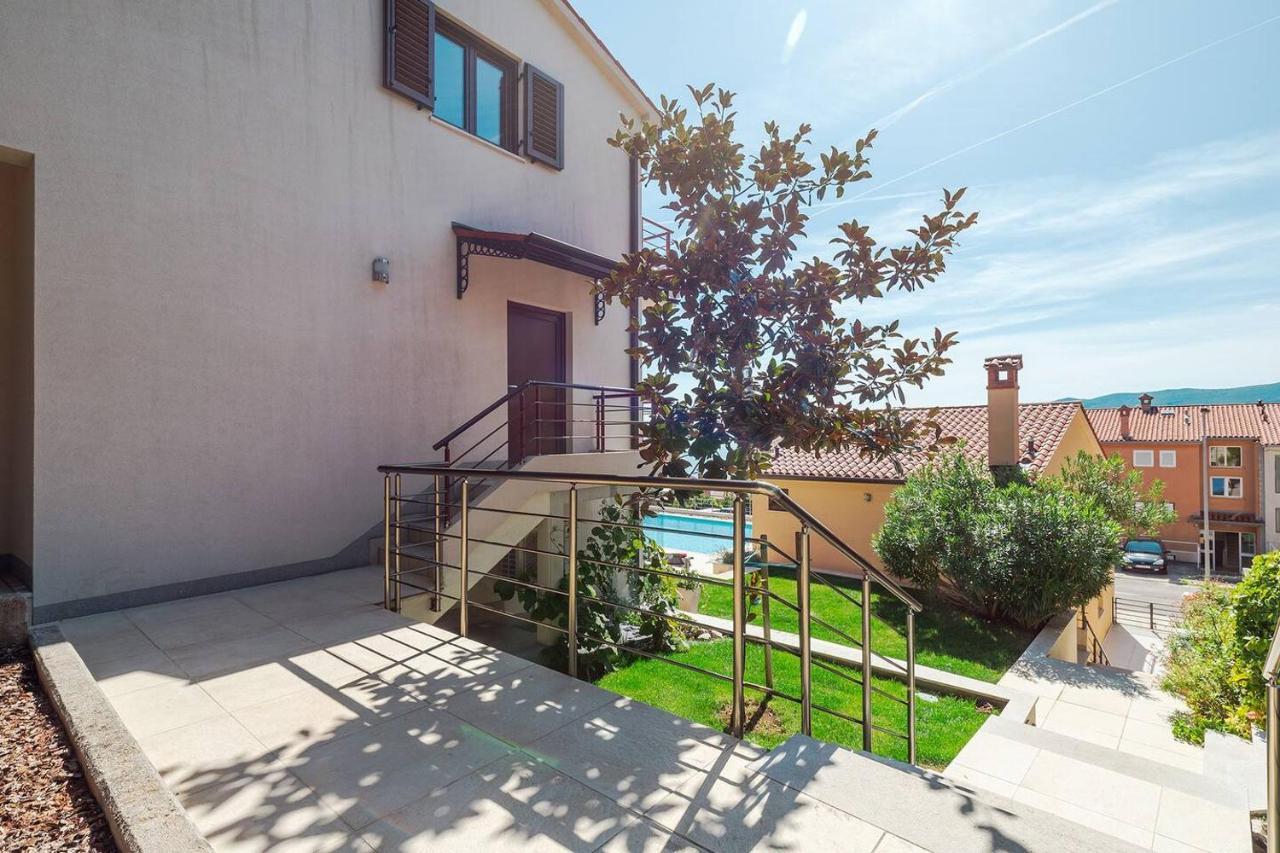 E&T Apartments With A Beautiful Pool Rabac Exterior foto